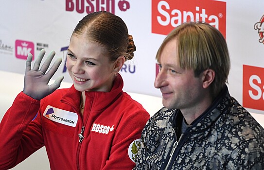 Семья фигуристки Александры Трусовой сыграла в хоккей с семьей Евгения Плющенко