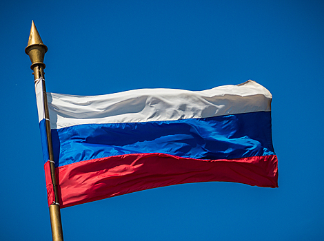 Депутат Госдумы предложил ввести штраф за использование флага РФ на незаконных акциях