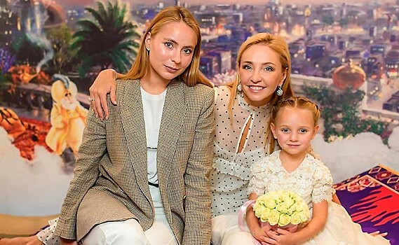 «Сплошные девочки»: во время отдыха в Эмиратах Татьяна Навка поделилась нежным снимком с дочерями и племянницей