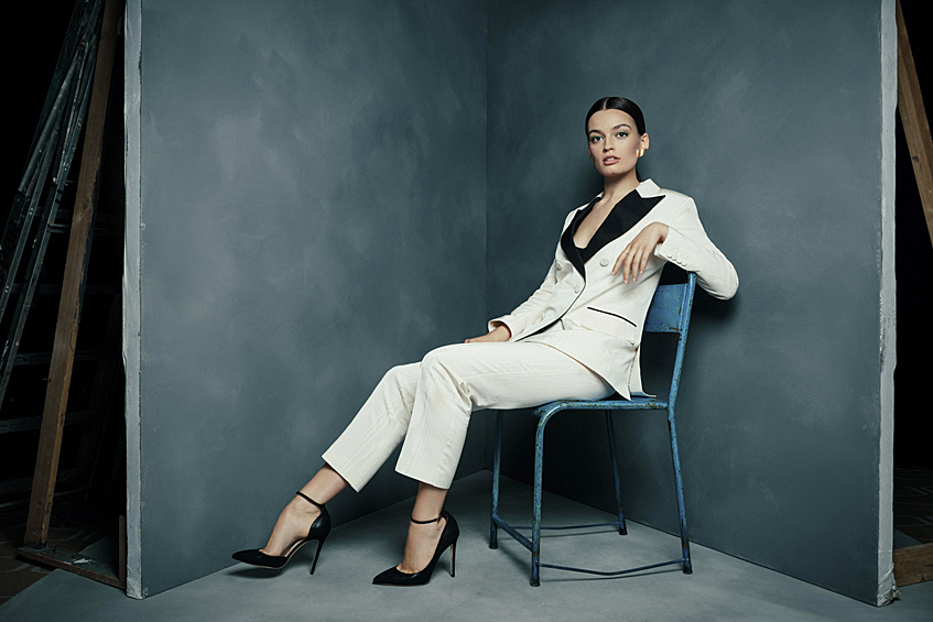 В 2013 году девушка переехала в Великобританию. Там она три года изучала актерское мастерство в Лидском университете.