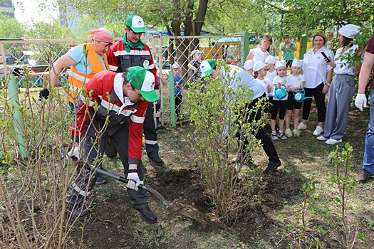 РУСАЛ организовал в Красноярске экоакцию по высадке деревьев «Зелёная волна»
