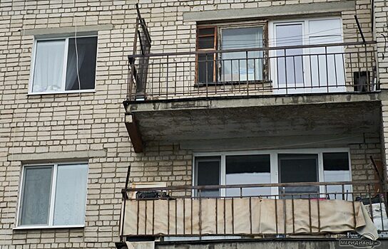 В Екатеринбурге на двухлетнего ребёнка упала штукатурка со стены дома