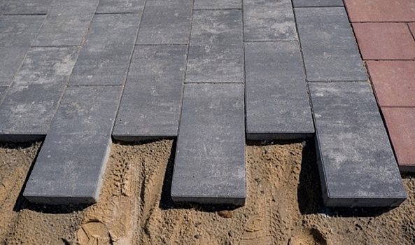 В Волгограде обустраивают тротуар вдоль Нулевой Продольной