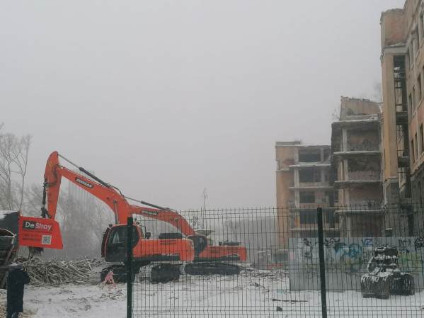 ​Жители Екатеринбурга сообщили о начале сноса заброшенной больница в Зеленой роще. Власть и бизнес переводят стрелки друг на друга