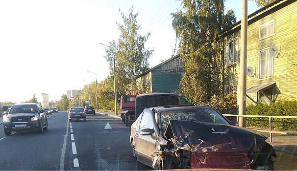 Две иномарки не поделили перекресток в Петрозаводске