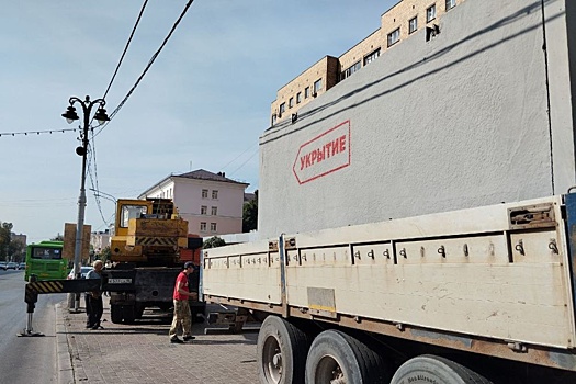 В Курске началась установка железобетонных укрытий