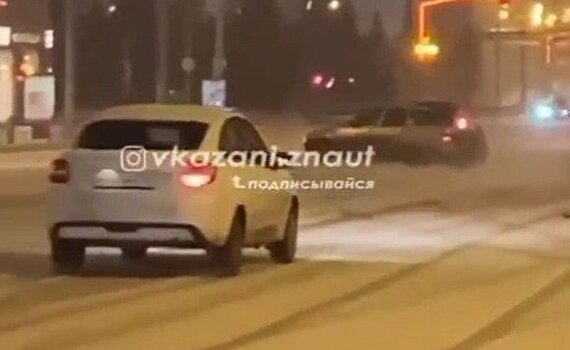 В Казани ночью один из водителей дрифтовал около ТРК "Кольцо"