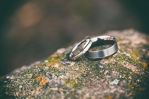 Мужчина нашел в грязи кольцо с бриллиантом и вернул его владелице