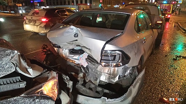 «Он был под наркотиками»: в центре Екатеринбурга водитель Chevrolet влетел в три иномарки