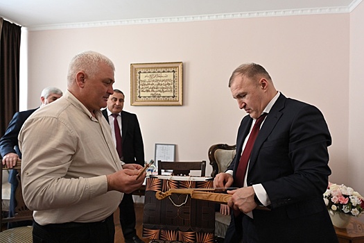 Глава Адыгеи Мурат Кумпилов посетил многодетную семью и родных участников СВО