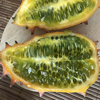 Кивано 'Зеленый дракон' - экзот, которого легко вырастить на даче. Рекомендую!