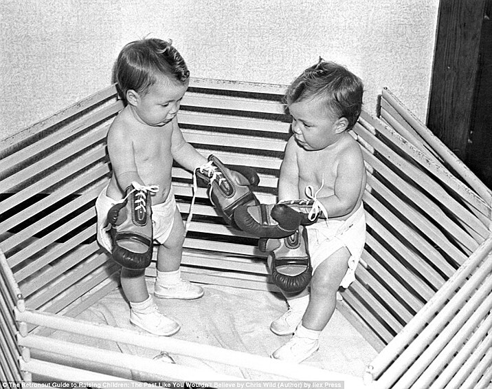 Малышей, которые с трудом могут поднять боксерские перчатки, поместили на импровизированный боксерский ринг, 1950-е.