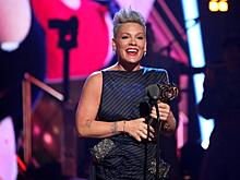 Певица P!nk встретила Новый год в больнице после серьёзнейшей операции на шее: шокирующие подробности