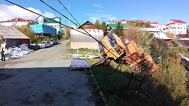 В Салехарде мусоровоз снес опору ЛЭП и оказался в кювете