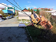В Салехарде мусоровоз снес опору ЛЭП и оказался в кювете