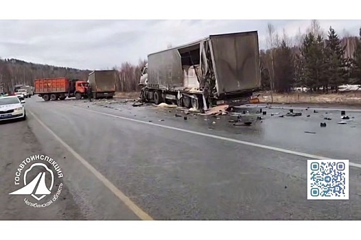 Шесть грузовиков столкнулись на обледеневшей трассе М-5