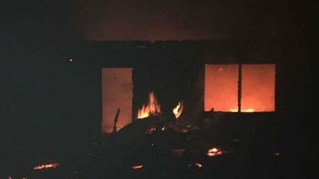 Фото: пьяный мужчина поджег дом в Биробиджане и погиб в пламени