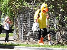 Анна Курникова прогулялась в костюме птицы