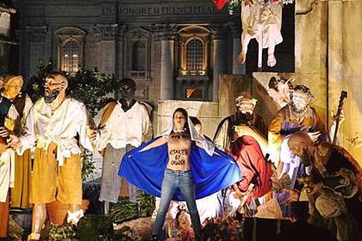 Активистка Femen оголила грудь на службе Папы в Ватикане