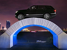 Range Rover проехал по мосту из бумаги