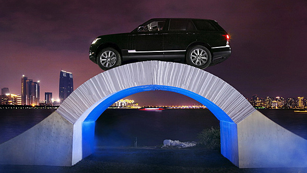 Range Rover проехал по мосту из бумаги