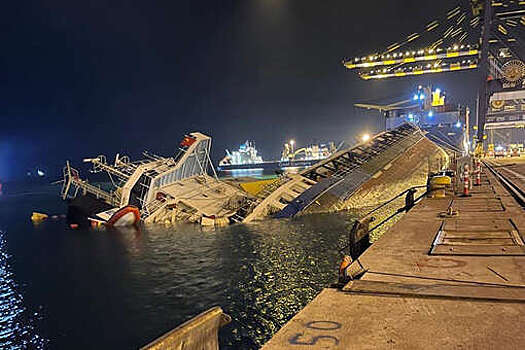 Судно вместимостью 3120 тонн затонуло и легло на бок в порту Турции при разгрузке