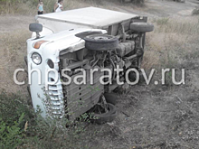 Под Энгельсом перевернулся грузовик, водитель пострадал