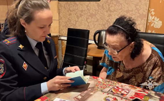 В Мурманской области полицейские помогут получить российское гражданство Людмиле Кондратьевой, которая обратилась к Президенту Российской Федерации через кол-центр программы «Итоги года с Владимиром Путиным»