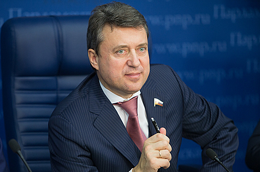 Выборный: при уничтожении контрафактного алкоголя на месте важно защитить права предпринимателей