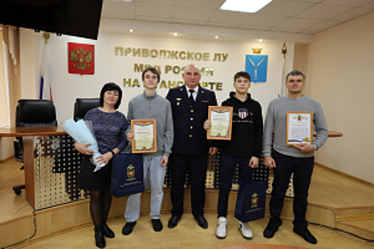 В Саратове от лица начальника ГУТ МВД России Олега Калинкина полицейские наградили двоих несовершеннолетних