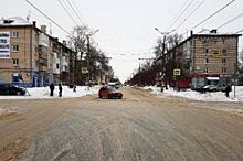 В Тольятти Citroen столкнулся с «Ладой», врезался в светофор и сбил женщину