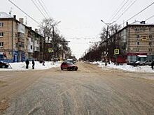 В Тольятти Citroen столкнулся с «Ладой», врезался в светофор и сбил женщину