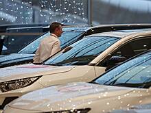 Работникам в автосалонах предрекли снижение зарплат из-за падения продаж