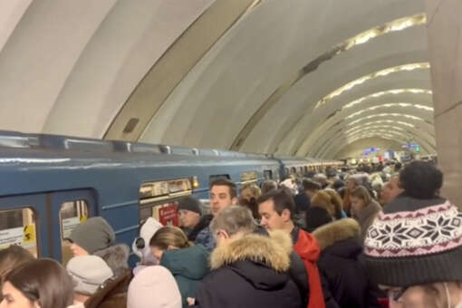 Mash: в Петербурге пассажир упал на пути в метро