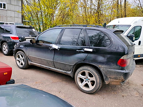 У россиянина в Калуге отобрали старый BMW из-за 503 неоплаченных штрафов