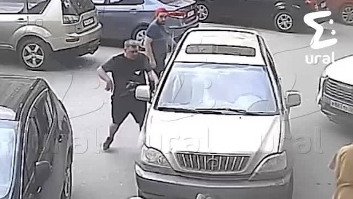 Вооруженный пистолетом россиянин устроил сцену из боевика и попал на видео