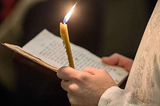 Священника из Петербурга арестовали на 14 суток за снимок с украинским флагом