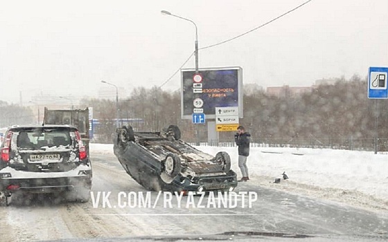На Северной окружной дороге в Рязани за сутки перевернулись две легковые машины