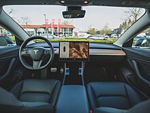 Водители Tesla нашли на руле дефект в виде "червя"