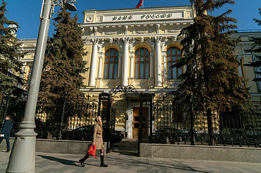 Банк России не торопится снижать ставку, опасаясь ускорения инфляции