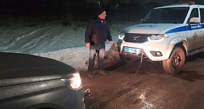 В Удмуртии сотрудники ДПС помогли водителю, застрявшему на своем авто на размытой дороге