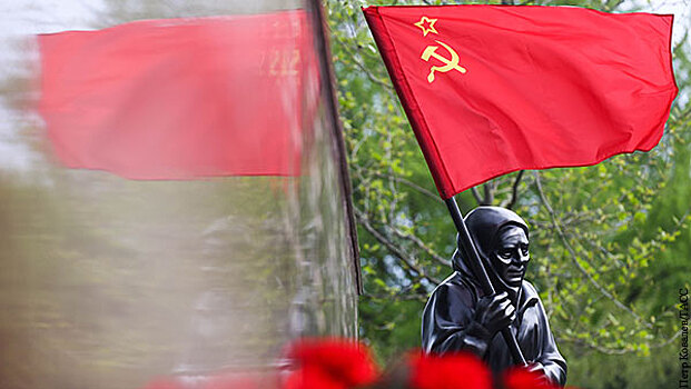 Политолог: ВСУ доказали нацистскую сущность обстрелом дома бабушки с советским флагом