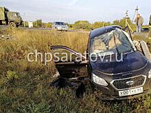 На трассе под Саратовом легковушка врезалась в фонарный столб