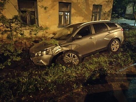 В Саратове из-за аварии Lada вылетела с дороги