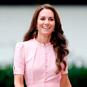 Принцессы выбирают розовый: Кейт Миддлтон в платье в стиле «барбикор» посетила открытие Детского музея