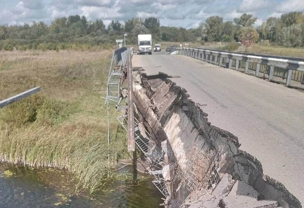 Река пахра мост рухнул. Обрушился мост в Нижегородской области. Мост через реку Урга Воротынский район. В Нижегородской области обрушился автомобильный мост. Разрушенный мост.