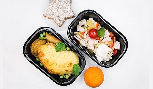 Авиакомпания Utair накормит пассажиров свининой с ананасами