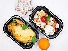 Авиакомпания Utair накормит пассажиров свининой с ананасами