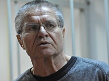 Приставы потребовали снять арест с денег Улюкаева
