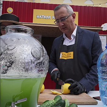 Шапша приготовил лимонад на фестивале уличной еды